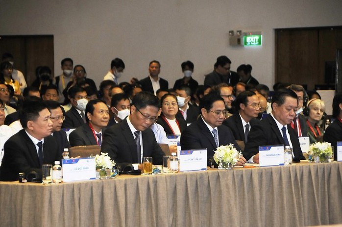 Thủ tướng Phạm Minh Chính đang chủ trì phiên tọa đàm cao cấp Diễn đàn Kinh tế Việt Nam - Ảnh 3.