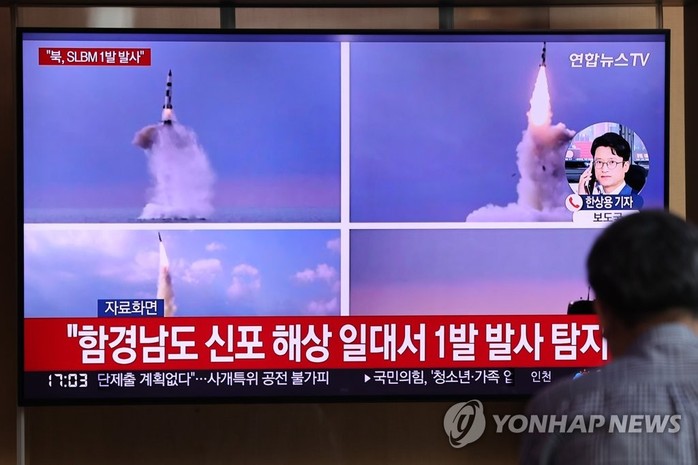 Mỹ - Hàn vừa tập trận tàu sân bay xong, Triều Tiên phóng liền 8 tên lửa - Ảnh 3.