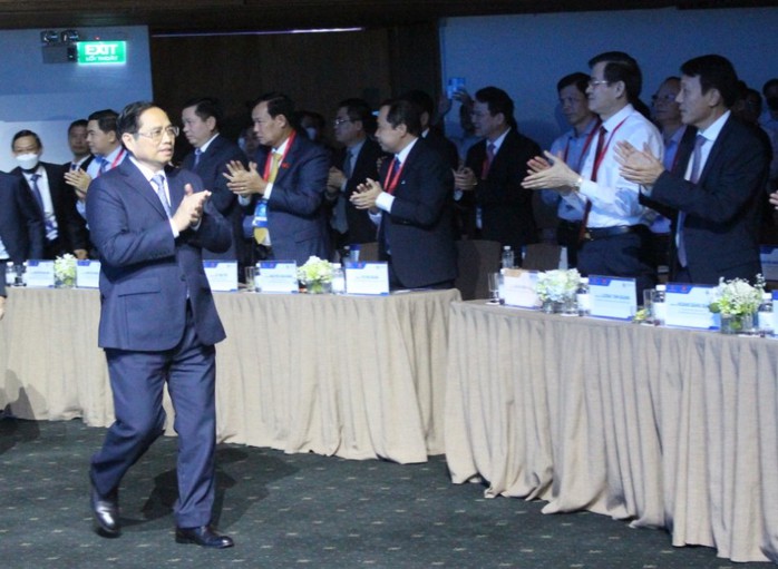 Thủ tướng Phạm Minh Chính đang chủ trì phiên tọa đàm cao cấp Diễn đàn Kinh tế Việt Nam - Ảnh 1.