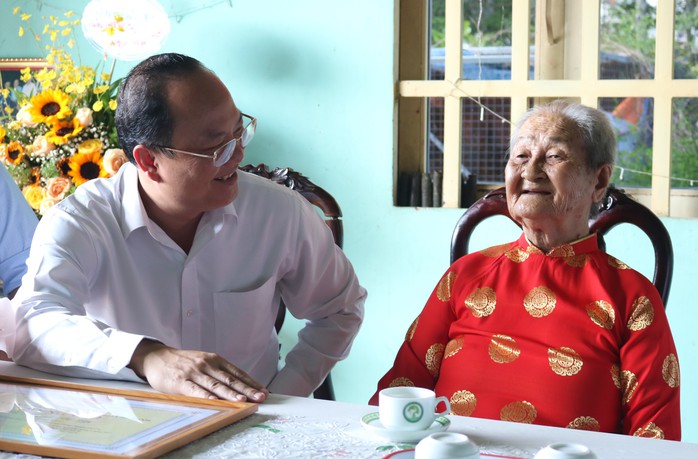 Lãnh đạo TP HCM thăm và chúc thọ Mẹ Việt Nam Anh hùng - Ảnh 2.