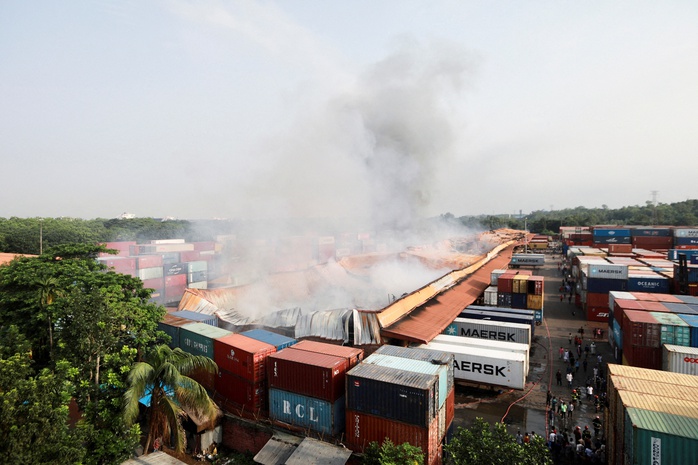 CLIP: Kho container cháy 3 ngày không dập hết, khói độc bao trùm ở Bangladesh - Ảnh 4.