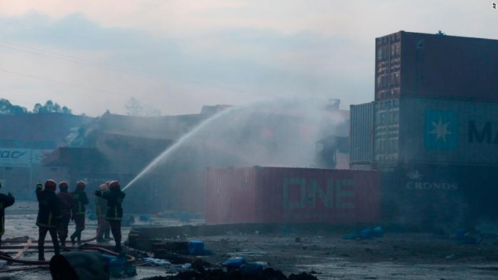 CLIP: Kho container cháy 3 ngày không dập hết, khói độc bao trùm ở Bangladesh - Ảnh 5.
