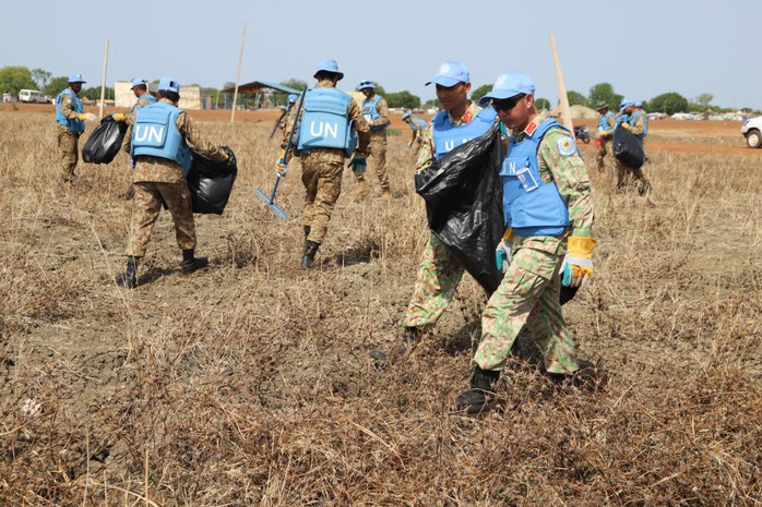 Đội Công binh mũ nồi xanh Việt Nam giúp dân bản địa làm sạch môi trường - Ảnh 1.