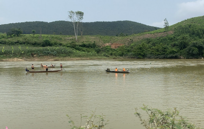 Lật thuyền trên sông, vợ bị nước cuốn tử vong, chồng được cứu sống - Ảnh 1.