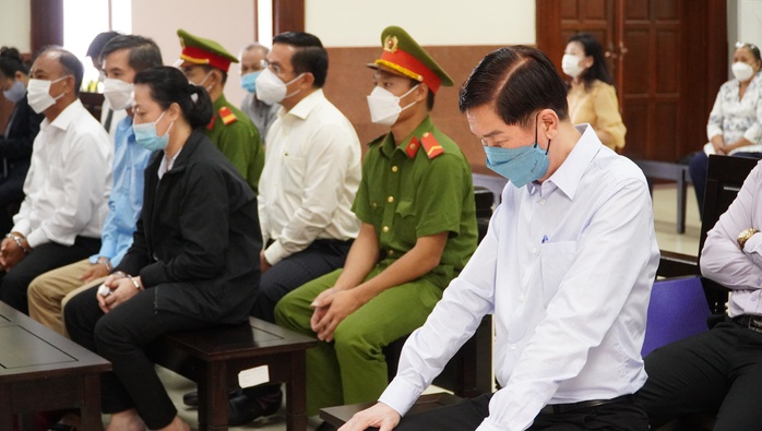 Ông Trần Vĩnh Tuyến ra tòa trong vụ gây thất thoát hàng trăm tỉ đồng tại SAGRI - Ảnh 2.
