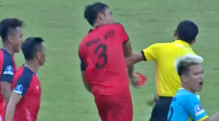 Đấm thẳng mặt trọng tài, cầu thủ CLB Bình Thuận đối mặt án cấm thi đấu - Ảnh 1.
