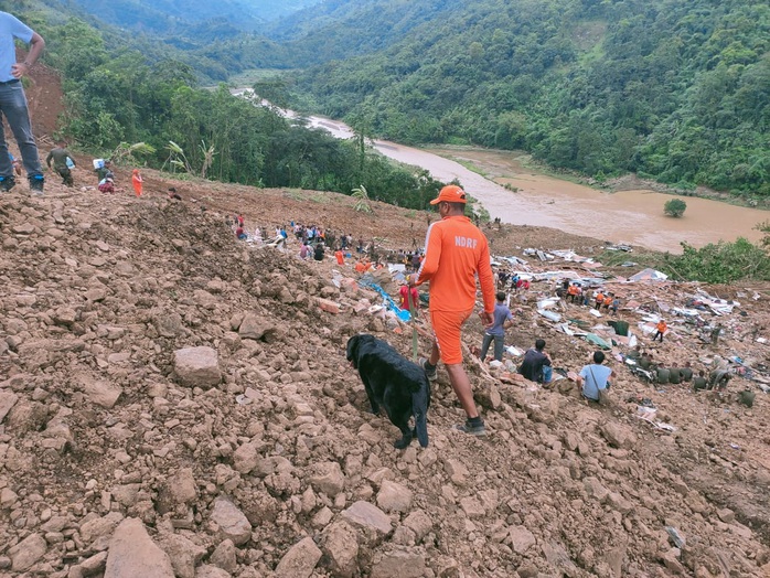 Bão lũ đe dọa khắp nơi - Ảnh 1.