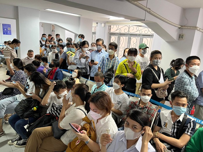 CLIP: Hàng ngàn người ở TP HCM chen chân làm hộ chiếu mẫu mới - Ảnh 6.
