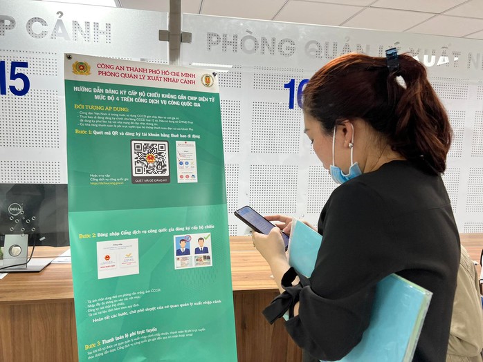 CLIP: Hàng ngàn người ở TP HCM chen chân làm hộ chiếu mẫu mới - Ảnh 7.
