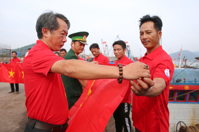 Trao tặng 60.000 lá cờ Tổ quốc cho ngư dân 6 tỉnh - Ảnh 6.