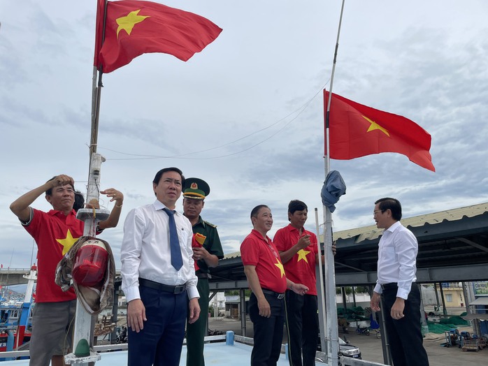 Trao tặng ngư dân Ninh Thuận 20.000 lá cờ Tổ quốc - Ảnh 6.