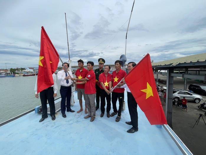 Trao tặng ngư dân Ninh Thuận 20.000 lá cờ Tổ quốc - Ảnh 5.