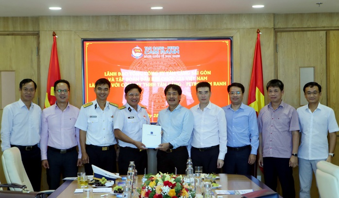 Petrovietnam và PV GAS ủng hộ cán bộ chiến sỹ hải quân 600 triệu đồng - Ảnh 4. Petrovietnam và PV GAS ủng hộ cán bộ chiến sỹ hải quân 600 triệu đồng - Ảnh 4.