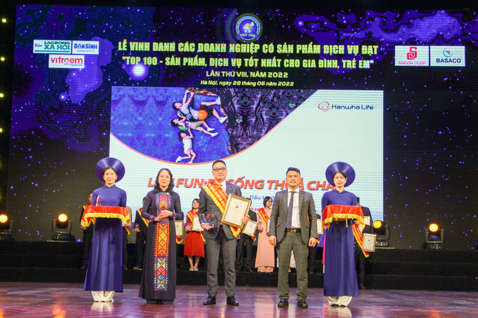 Hanwha Life Việt Nam nhận giải thưởng Top 100 sản phẩm - dịch vụ tốt nhất cho gia đình và trẻ em - Ảnh 1. Hanwha Life Việt Nam nhận giải thưởng Top 100 sản phẩm - dịch vụ tốt nhất cho gia đình và trẻ em - Ảnh 1.