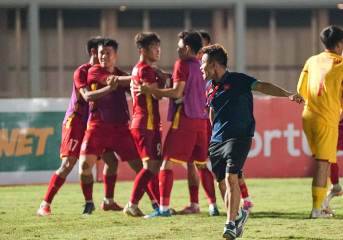 HLV Đinh Thế Nam cho U19 Việt Nam đi xem đối thủ ở bảng B - Ảnh 1.