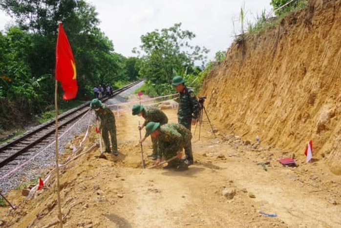  Phát hiện quả bom khủng nguyên ngòi nổ cạnh đường ray tàu hỏa ở Quảng Bình - Ảnh 2.