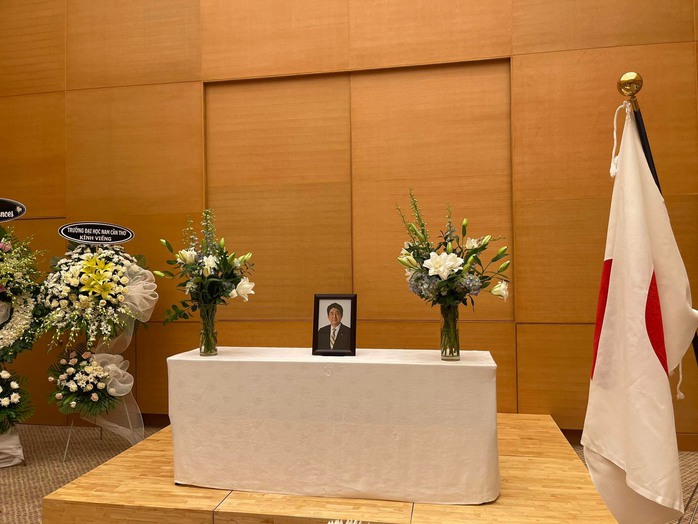 TP HCM: Người dân xếp hàng chờ viếng cố Thủ tướng Nhật Bản Abe Shinzo - Ảnh 5.