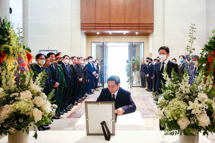 CLIP: Lãnh đạo Việt Nam ghi sổ tang, tưởng niệm cố Thủ tướng Abe Shinzo - Ảnh 13.