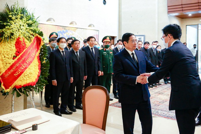 CLIP: Lãnh đạo Việt Nam ghi sổ tang, tưởng niệm cố Thủ tướng Abe Shinzo - Ảnh 14.