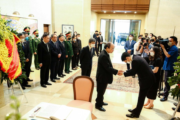 CLIP: Lãnh đạo Việt Nam ghi sổ tang, tưởng niệm cố Thủ tướng Abe Shinzo - Ảnh 6.