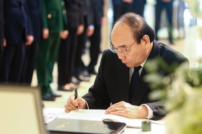 CLIP: Lãnh đạo Việt Nam ghi sổ tang, tưởng niệm cố Thủ tướng Abe Shinzo - Ảnh 5.