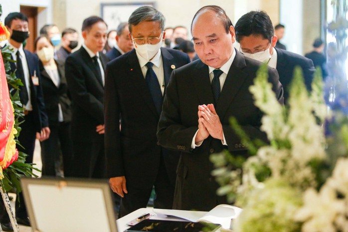 CLIP: Lãnh đạo Việt Nam ghi sổ tang, tưởng niệm cố Thủ tướng Abe Shinzo - Ảnh 4.