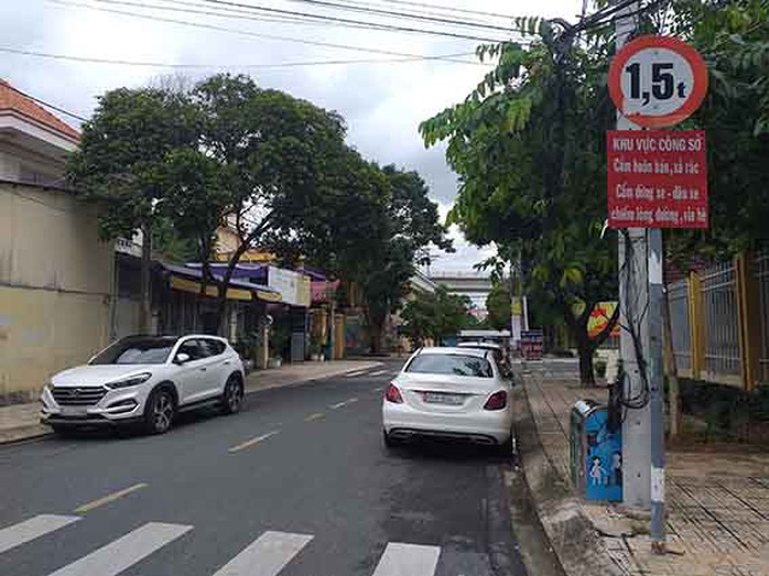 Ôtô và biển báo... cãi nhau - Ảnh 1.