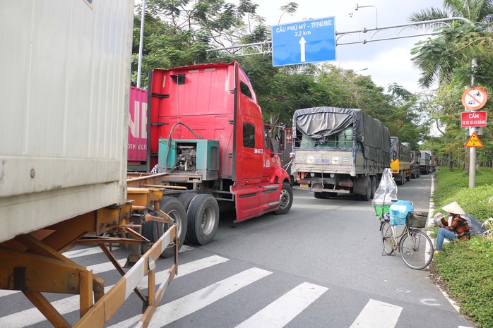 Kẹt xe hàng giờ trên cầu Phú Mỹ, tài xế tắt máy xuống đường tán gẫu - Ảnh 1.