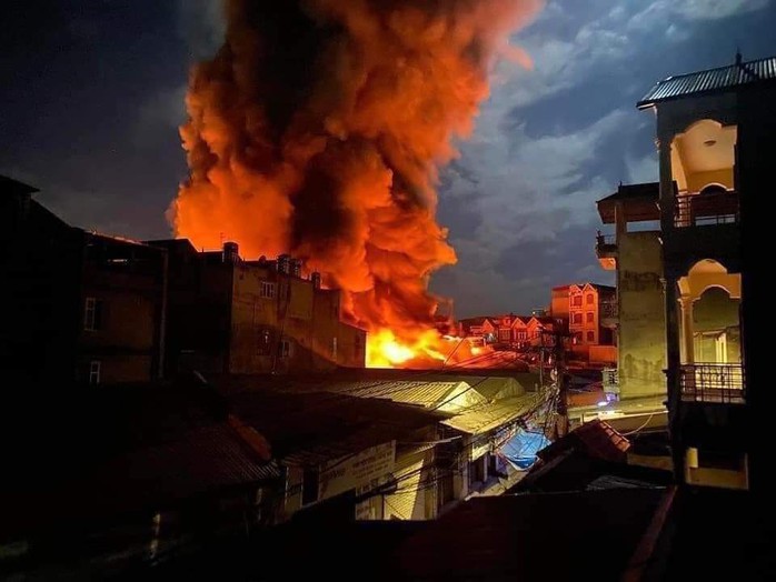 Cháy dữ dội tại chợ bán quần áo lớn, hơn 100 cảnh sát được huy động dập lửa - Ảnh 1.
