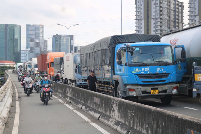 Kẹt xe hàng giờ trên cầu Phú Mỹ, tài xế tắt máy xuống đường tán gẫu - Ảnh 7.