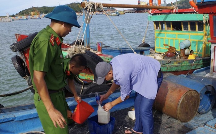 Bí mật bất ngờ bên trong 2 chiếc tàu cá ở Quảng Bình - Ảnh 1.