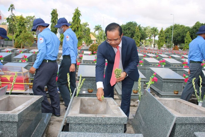 Long An: Truy điệu, an táng hài cốt liệt sĩ, quân tình nguyện Việt Nam - Ảnh 1.