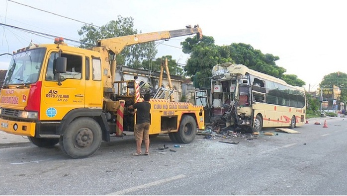 Xe khách tông xe bồn khiến nhiều người thương vong: Tài xế có biểu hiện buồn ngủ - Ảnh 1.