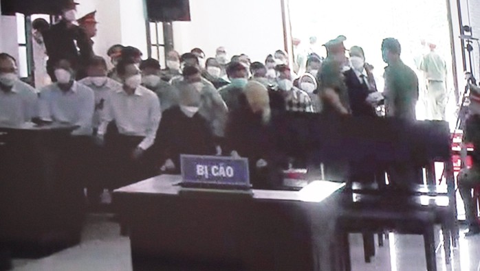 Mở lại phiên xét xử “Tịnh thất Bồng Lai”: Liên tục giải tán đám đông vây quanh tòa - Ảnh 8.