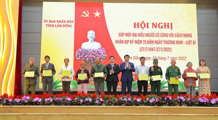 Nam A Bank tri ân những người có công với cách mạng - Ảnh 1.