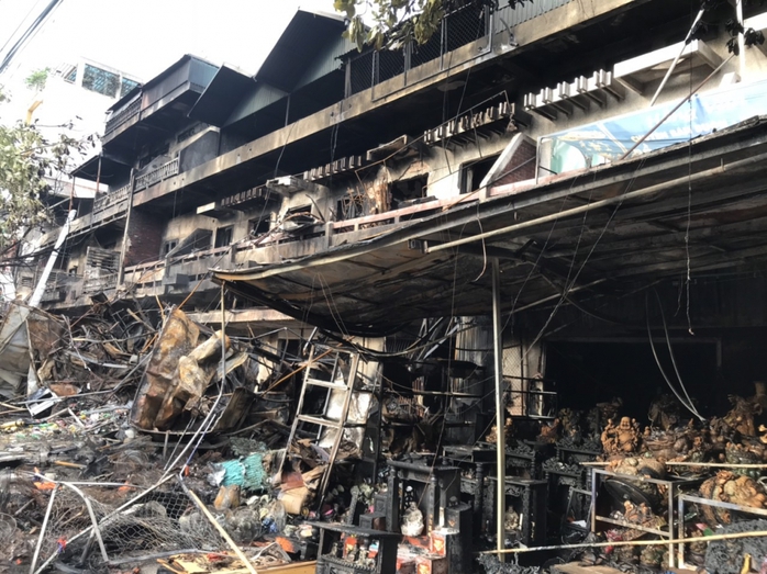 Cháy lớn gần chợ vùng biên, hơn chục căn nhà bị thiêu rụi - Ảnh 3.