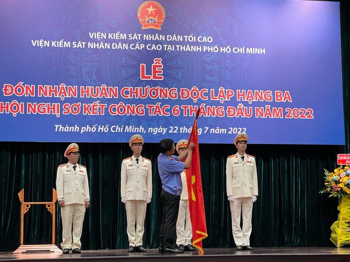 VKSND Cấp cao tại TP HCM đón nhận Huân chương Độc lập hạng Ba - Ảnh 2.