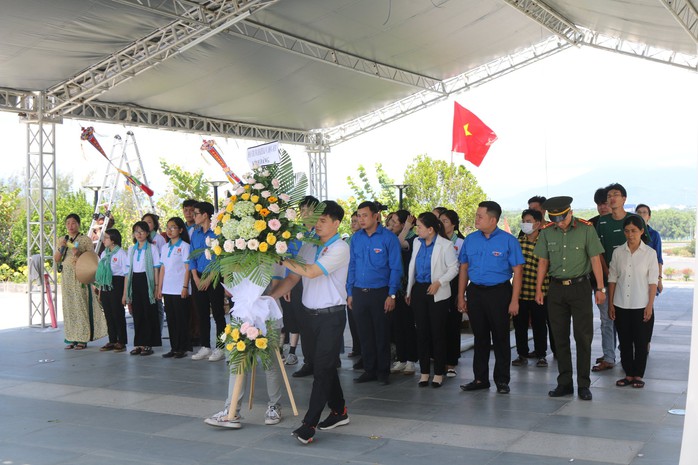 Cờ Tổ quốc đến với ngư dân Cam Lâm, Cam Ranh - Ảnh 4.