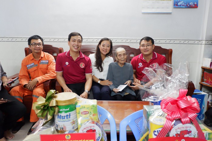 EVNHCMC tổ chức nhiều hoạt động đền ơn đáp nghĩa - Ảnh 1. EVNHCMC tổ chức nhiều hoạt động đền ơn đáp nghĩa - Ảnh 1.