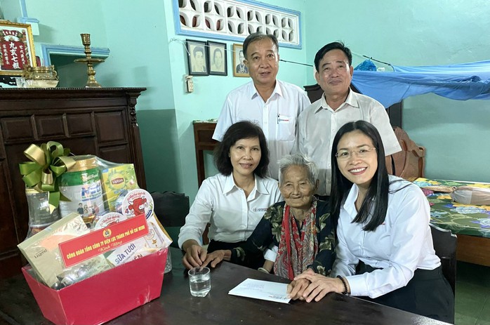 EVNHCMC tổ chức nhiều hoạt động đền ơn đáp nghĩa - Ảnh 4. EVNHCMC tổ chức nhiều hoạt động đền ơn đáp nghĩa - Ảnh 4.