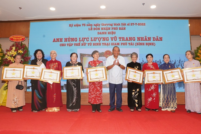 Tập thể nữ tù binh trại giam Phú Tài đón nhận danh hiệu anh hùng - Ảnh 3.