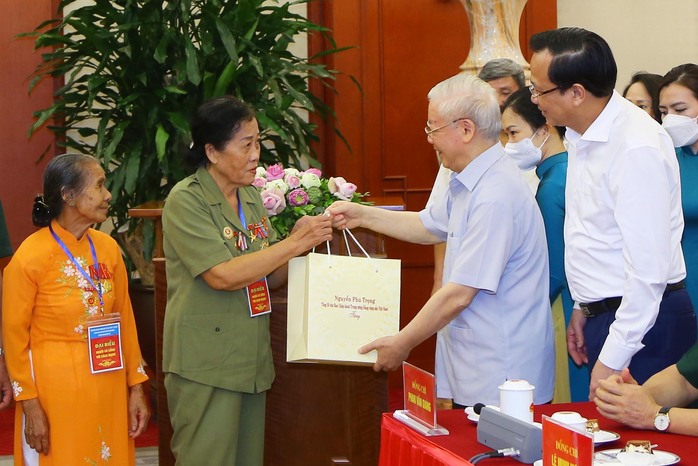 Hình ảnh Tổng Bí thư Nguyễn Phú Trọng gặp mặt đại biểu người có công với cách mạng tiêu biểu toàn quốc - Ảnh 4.