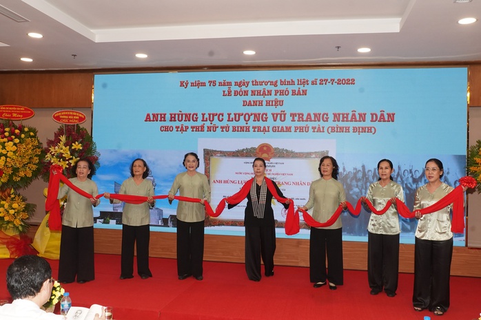 Tập thể nữ tù binh trại giam Phú Tài đón nhận danh hiệu anh hùng - Ảnh 1.