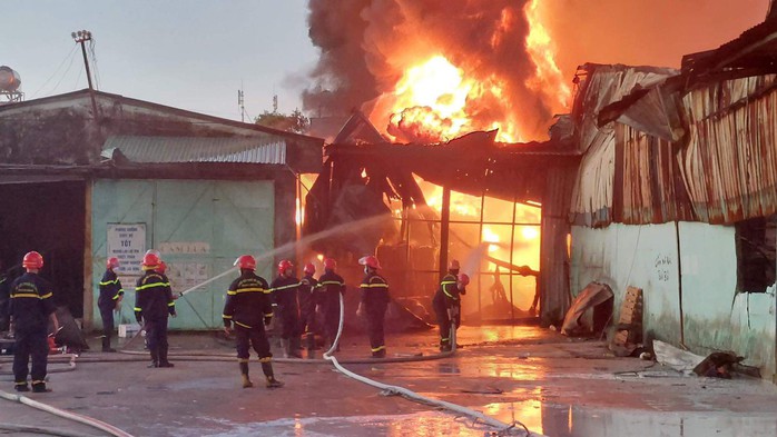Đà Nẵng: Cháy lớn tại kho vật tư, hơn 200 người căng mình dập lửa - Ảnh 2.