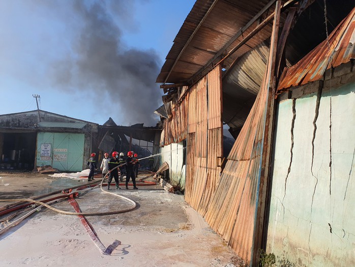 Đà Nẵng: Cháy lớn tại kho vật tư, hơn 200 người căng mình dập lửa - Ảnh 5.