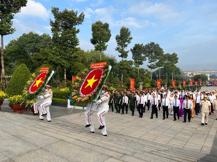 Lãnh đạo TP HCM, Quân Khu 7 tưởng niệm các anh hùng liệt sĩ - Ảnh 3.