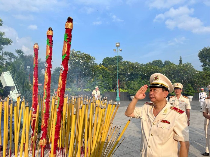 Lãnh đạo TP HCM, Quân Khu 7 tưởng niệm các anh hùng liệt sĩ - Ảnh 7.