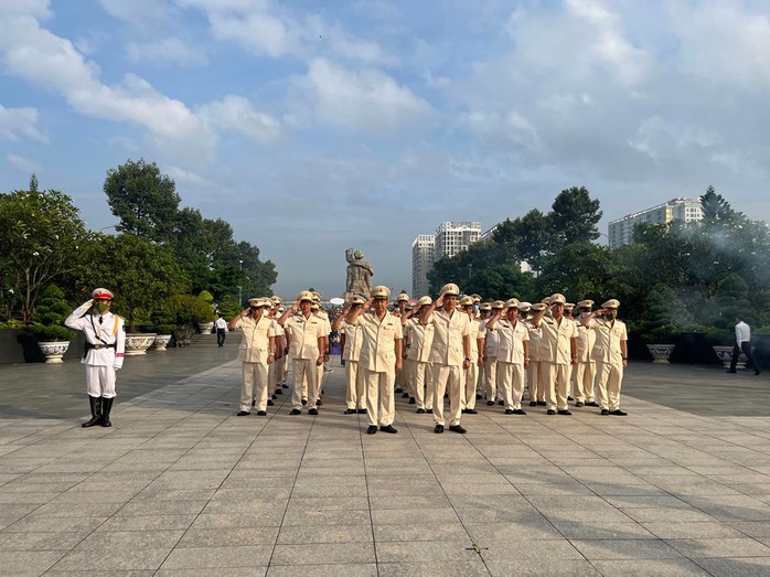 Lãnh đạo TP HCM, Quân Khu 7 tưởng niệm các anh hùng liệt sĩ - Ảnh 6.