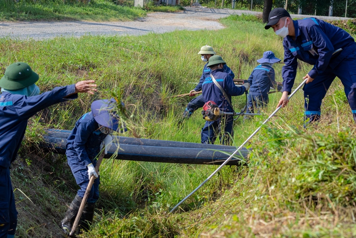 Nhân viên sân bay căng mình làm việc trong cái nóng 60 độ C - Ảnh 7.