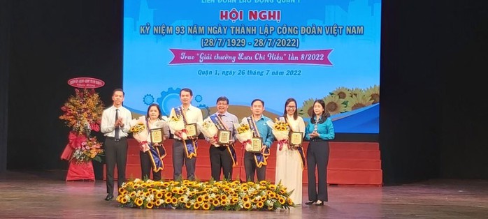 Tôn vinh cán bộ Công đoàn, chăm lo cho con công nhân khó khăn - Ảnh 2.